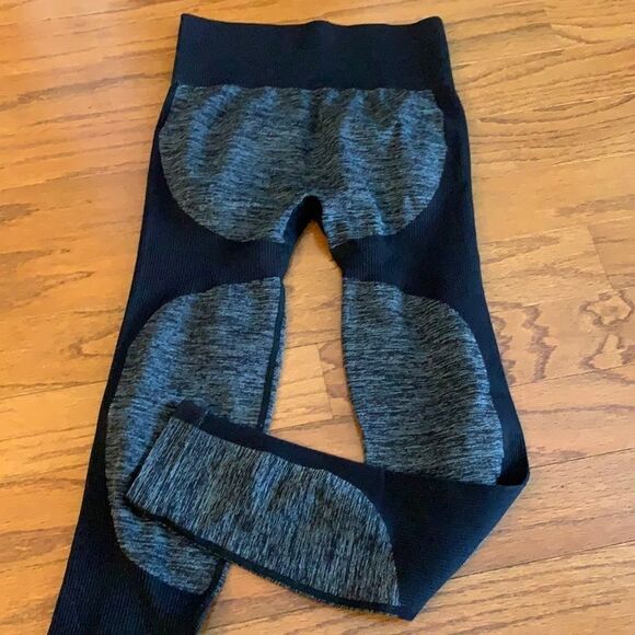 Size medium athletic leggings - Picture 1 of 5